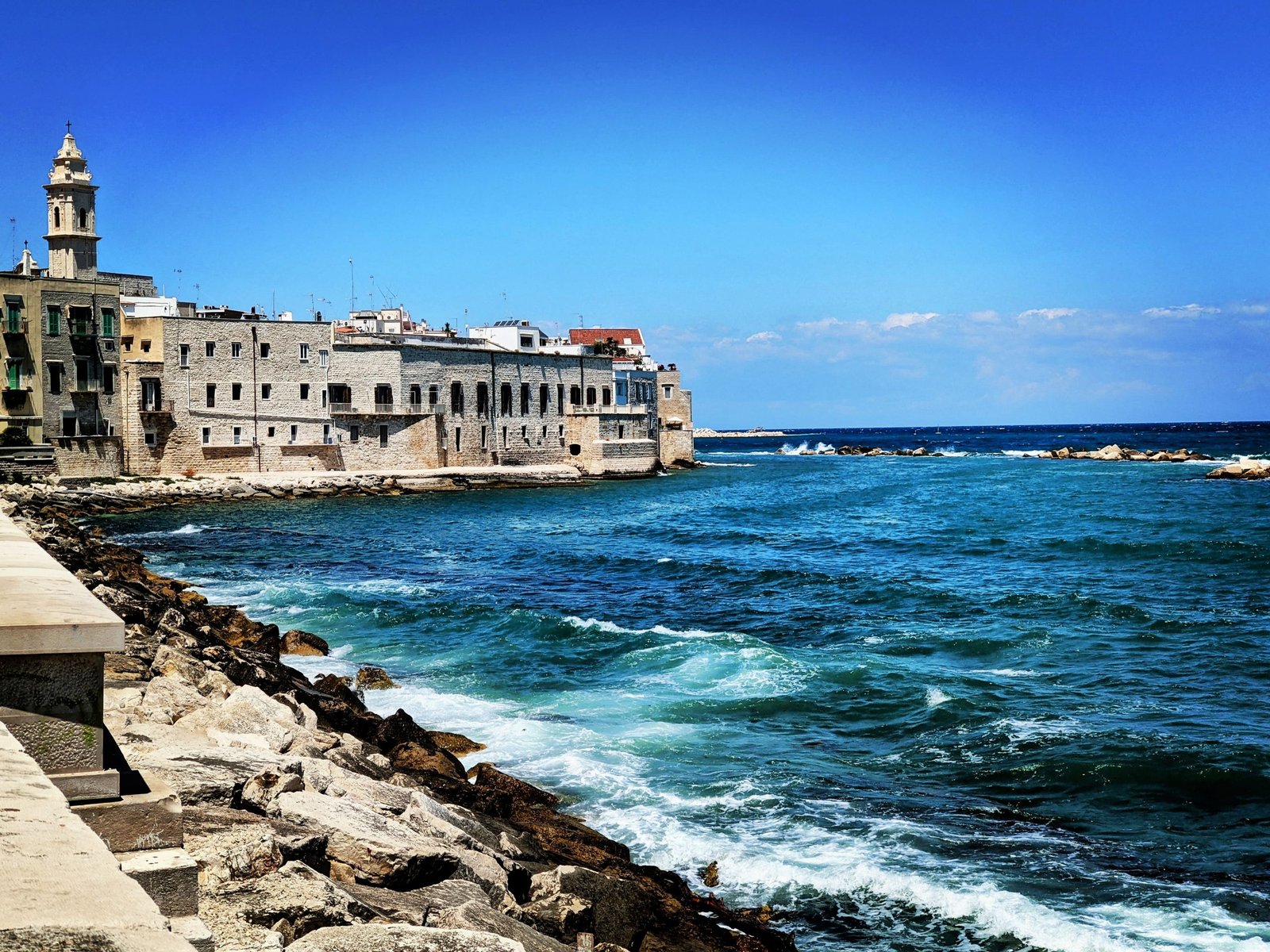 vista-panoramica-del-mar-contra-el-cielo-azul-claro-desde-molfetta
